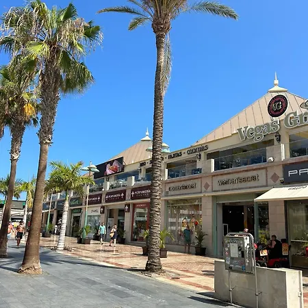 Apartment 2 Bed With Pool Views In Americas K201 *